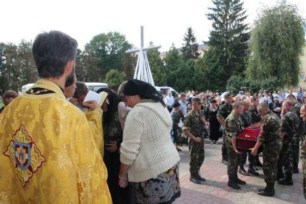 Поховали двох волинян, які загинули на Сході України. ФОТО