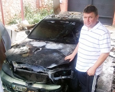У Криму журналісту спалили авто. ФОТО