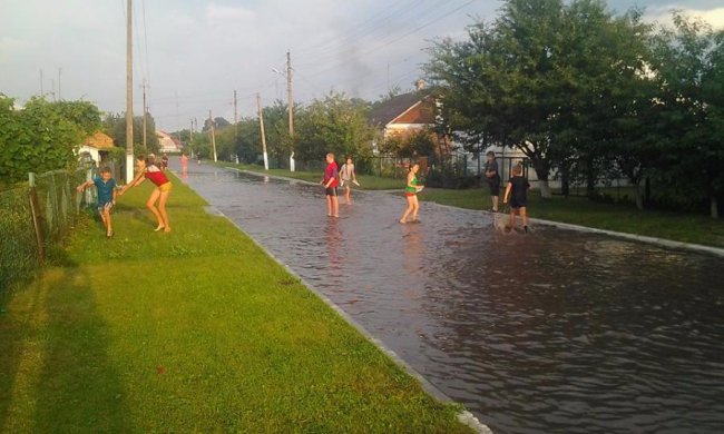 На Волині через зливу «потонула» вулиця