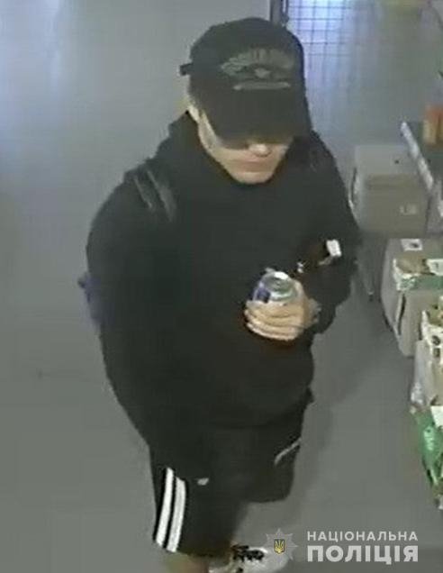У Луцьку поліція просить впізнати злодіїв, які підозрюються у крадіжках