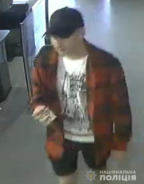 У Луцьку поліція просить впізнати злодіїв, які підозрюються у крадіжках