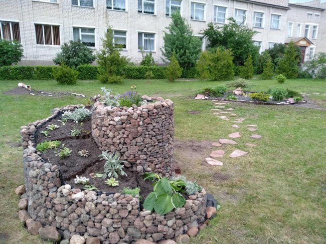 На подвір'ї школи на Волині створили креативні клумби. ФОТО