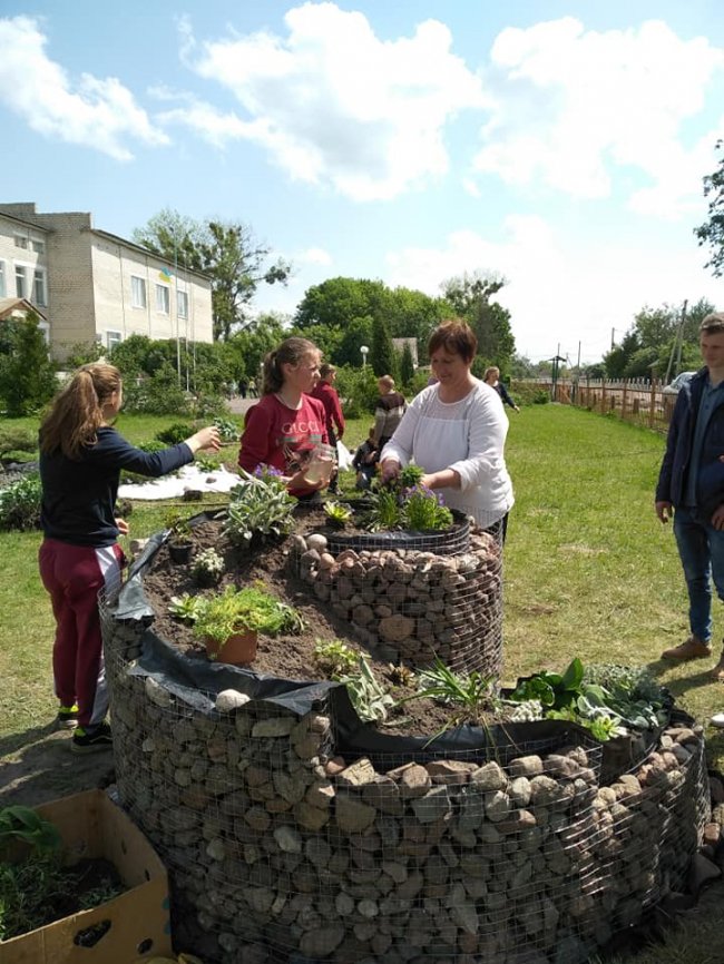 На подвір'ї школи на Волині створили креативні клумби. ФОТО