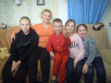 На Волині бабуся самостійно виховує чотирьох онуків, які залишилися без батьків