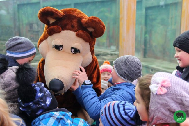 Як малеча в луцькому зоопарку ведмедика «лікувала». ФОТО