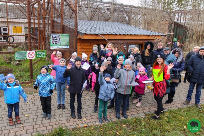 Як малеча в луцькому зоопарку ведмедика «лікувала». ФОТО