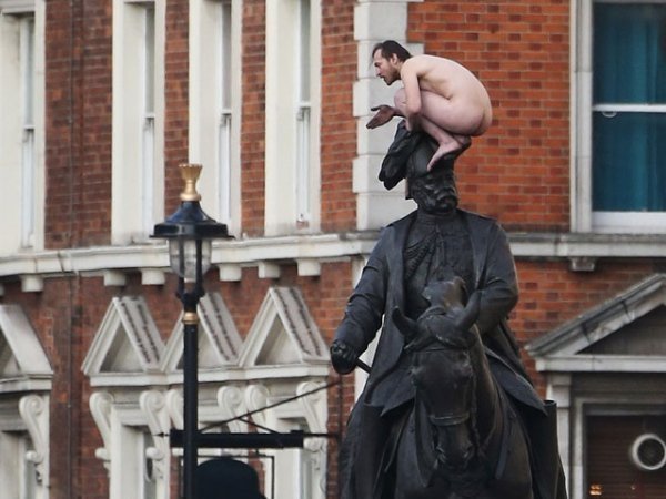 Голий український бомж виліз на пам'ятник в Лондоні. ФОТО