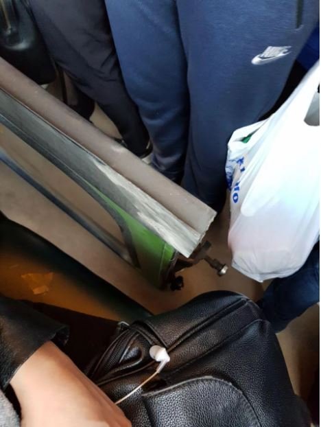 У маршрутці під час руху відвалилися двері. ФОТО