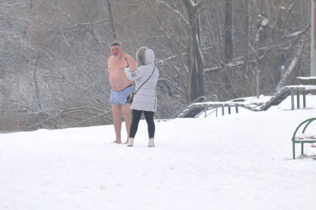 Як правильно купатися у крижаній воді: поради луцьких «моржів» і лікарів