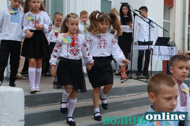 У луцькій школі №5 пролунав перший дзвоник. ФОТО