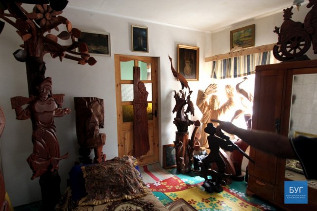 Наче луцький «Будинок з химерами»: скульптор з Володимира дає дереву «друге життя». ФОТО