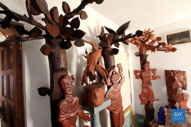 Наче луцький «Будинок з химерами»: скульптор з Володимира дає дереву «друге життя». ФОТО