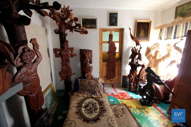 Наче луцький «Будинок з химерами»: скульптор з Володимира дає дереву «друге життя». ФОТО