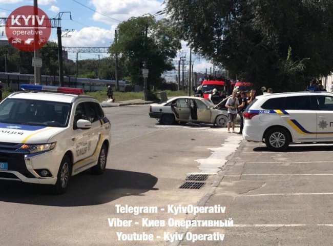 У Києві під час руху загорівся Opel з водієм усередині. ФОТО