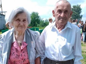 На Волині подружжя повінчалося після 50 років спільного життя, а діти влаштували вдома сюрприз