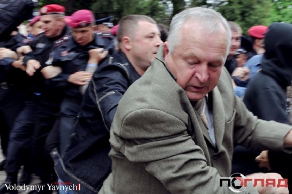 У Тернополі в День Перемоги «скрутили» свободівців. ФОТО. ВІДЕО