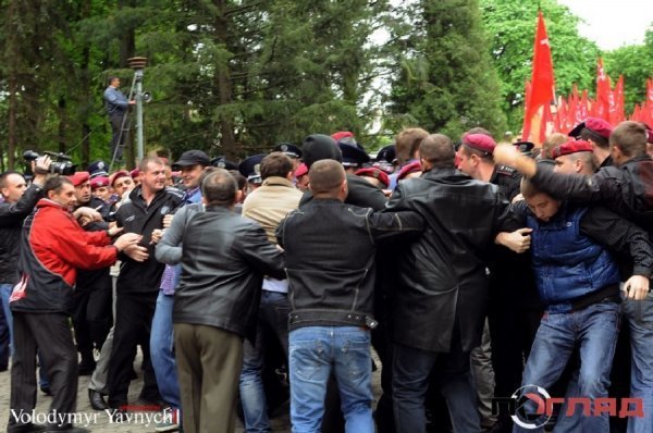 У Тернополі в День Перемоги «скрутили» свободівців. ФОТО. ВІДЕО