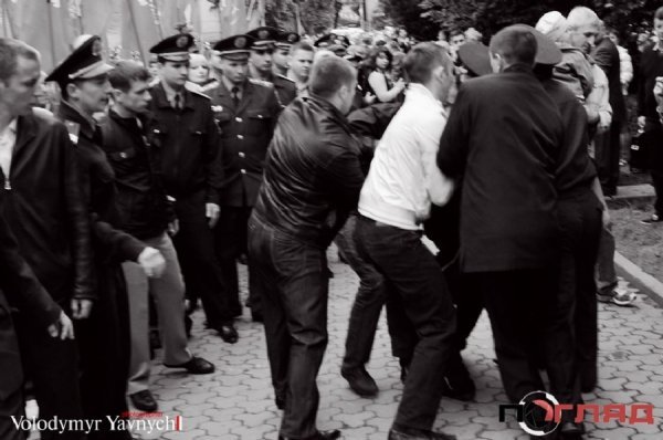 У Тернополі в День Перемоги «скрутили» свободівців. ФОТО. ВІДЕО