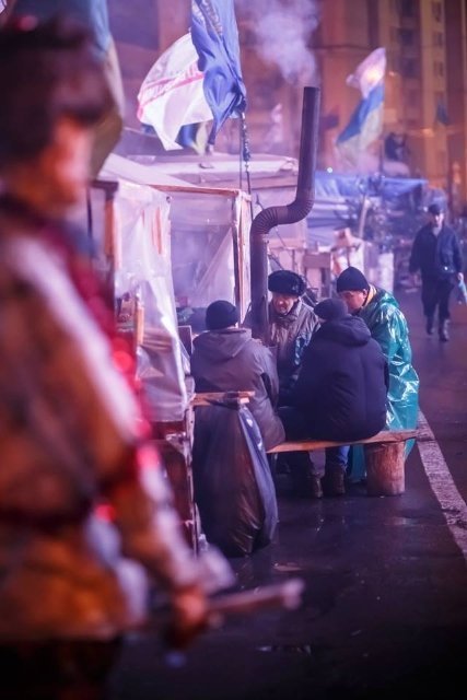 Ніч на Майдані в очікуванні штурму. ФОТО