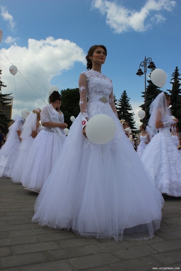 Парад наречених у Луцьку. ФОТО