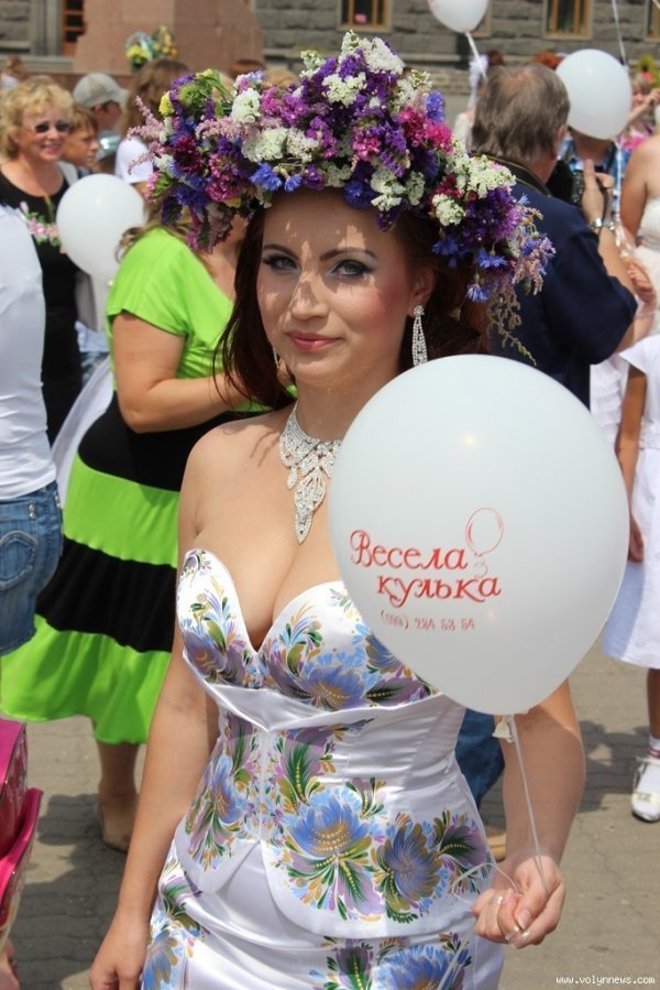 Парад наречених у Луцьку. ФОТО