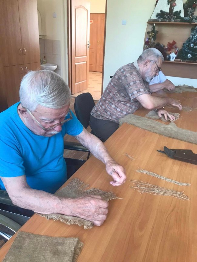 Як підопічні Луцького геріатричного пансіонату долучаються до підтримки ЗСУ. ФОТО