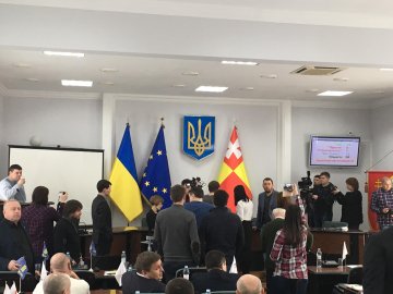 Депутати заблокували президію Луцькради через «дерибан»