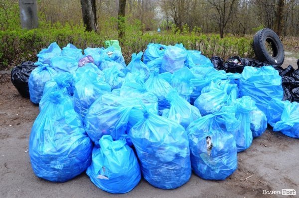 У Луцьку прибирали парк в 40-му кварталі. ФОТО