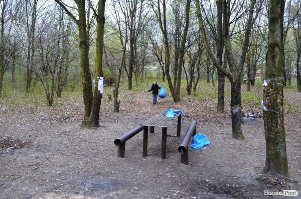 У Луцьку прибирали парк в 40-му кварталі. ФОТО