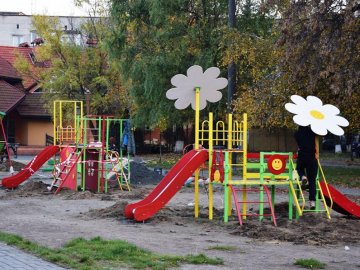На місці майданчика-розвалюхи у Луцьку «виросло» нове дитяче містечко. ФОТО