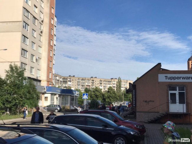 У Луцьку на проспекті Соборності  горить квартира. ФОТО