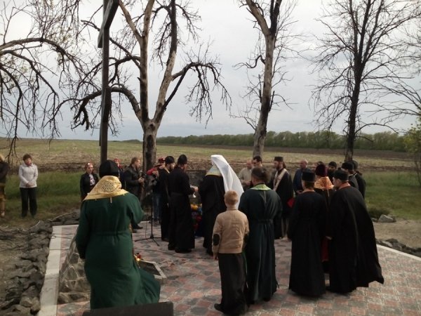 Митрополит Михаїл провів панахиду за загиблими у Волновасі. ФОТО