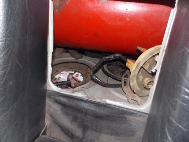 На Волині у білоруса вилучили легковик, набитий контрабандними цигарками. ФОТО