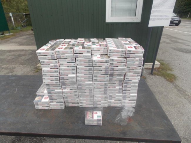 На Волині у білоруса вилучили легковик, набитий контрабандними цигарками. ФОТО