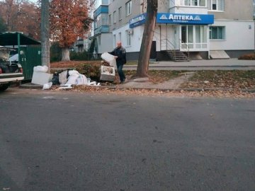 Викидав сміття мішками під контейнери: муніципали спіймали лучанина-«зозулю»