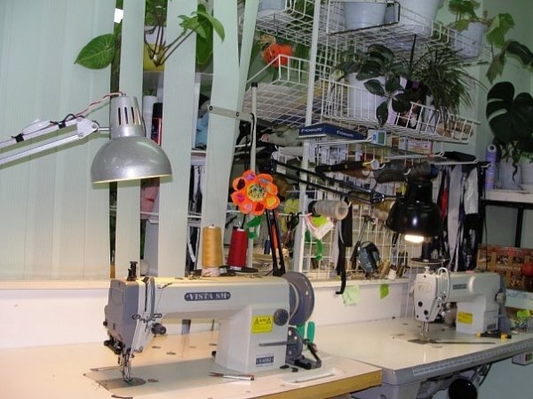 Лучанка, перешиваючи одяг, заробляє до 8 тисяч. ФОТО