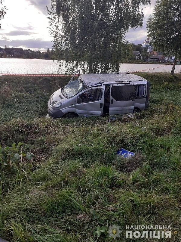 На автодорозі «Устилуг-Луцьк-Рівне» бус злетів у кювет, є постраждалі. ФОТО