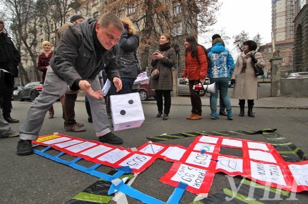 Переселенці влаштували «гру» під Адміністрацією Президента. ФОТО