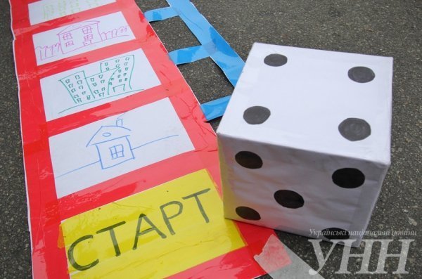 Переселенці влаштували «гру» під Адміністрацією Президента. ФОТО