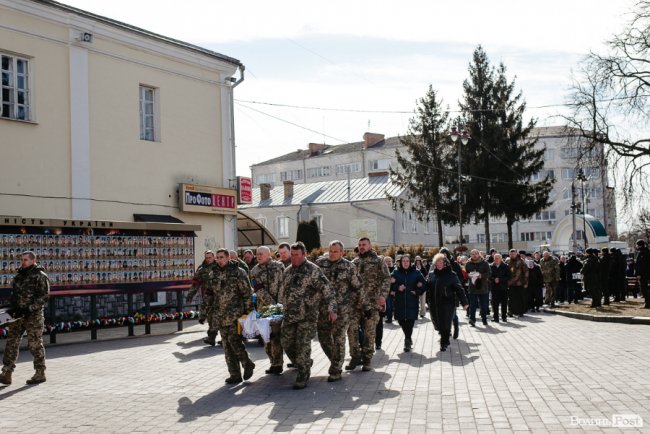 У Луцьку попрощалися з двома військовими, які загинули під час обстрілу аеродрому ракетами. ФОТО