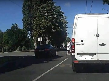 У Луцьку авто на київських номерах ледь не збило людину