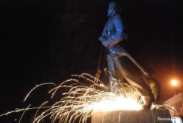 На Волині знесли пам'ятник Леніну. ФОТО