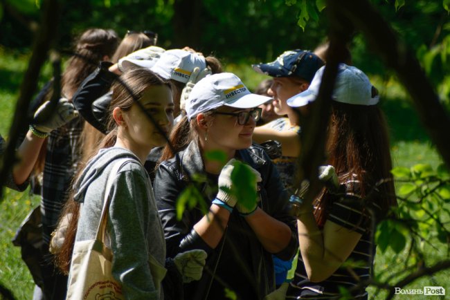 «Це може бути суперлокація»: «Інвестор» влаштував толоку у ботанічному саду на Потебні. ФОТО*