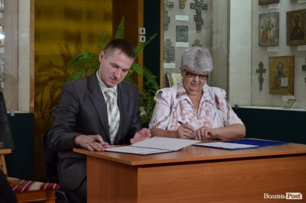 Луцьким музейникам передали картину за 2,5 мільйона євро