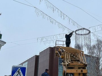 У Луцьку розпочали монтаж святкової ілюмінації