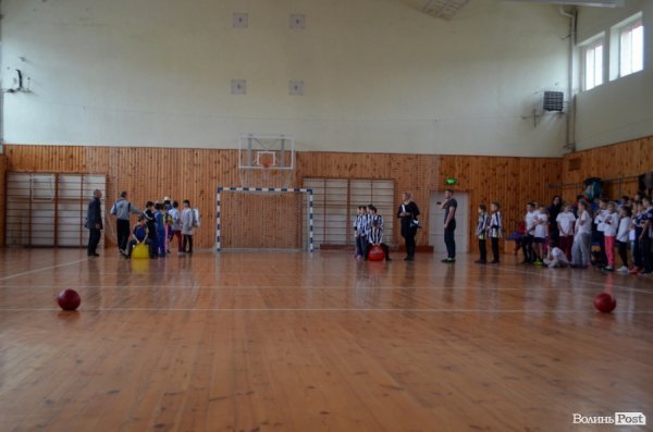 Бігали, раділи, вболівали: у Ковелі школярі змагалися на святкових «Веселих стартах»