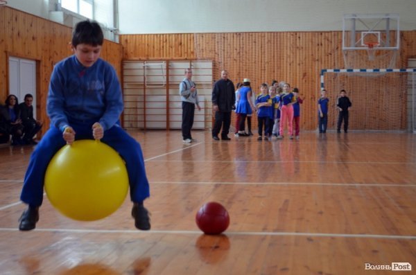 Бігали, раділи, вболівали: у Ковелі школярі змагалися на святкових «Веселих стартах»