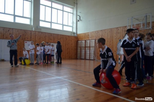 Бігали, раділи, вболівали: у Ковелі школярі змагалися на святкових «Веселих стартах»