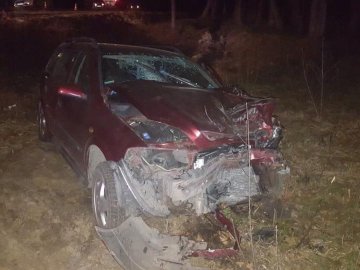 На Волині через зіткнення два автомобілі злетіли з траси: троє людей – у лікарні. ФОТО