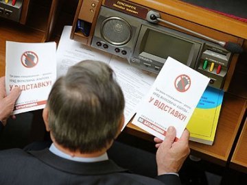 У парламенті роздають агітки, щоб звільнити Азарова. ФОТО